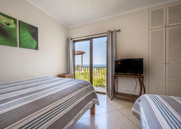 Walk To The Beach & Town! Tamarindo Condo * Tamarindo