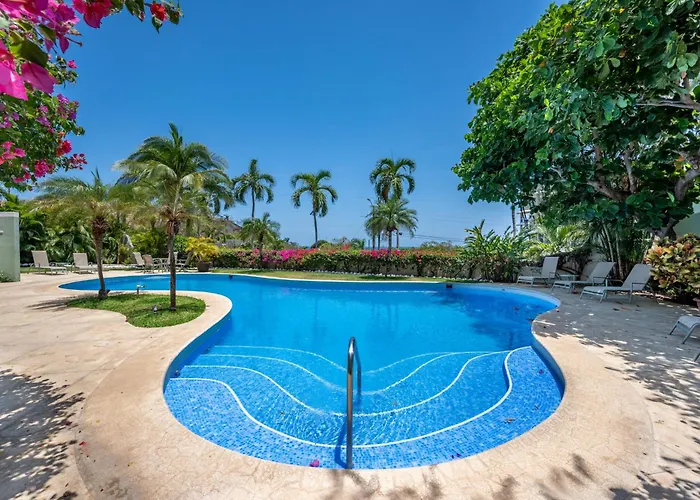 Walk To The Beach & Town! Tamarindo Condo Vakantiehuis