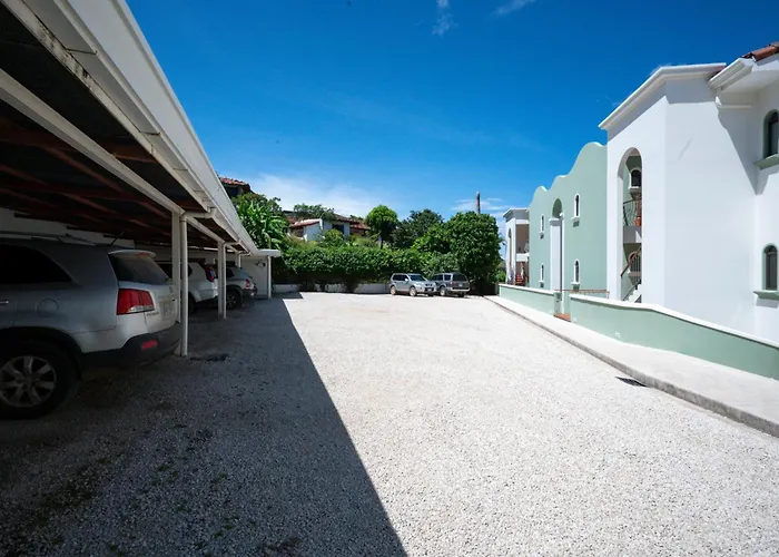 Walk To The Beach & Town! Tamarindo Condo Tamarindo